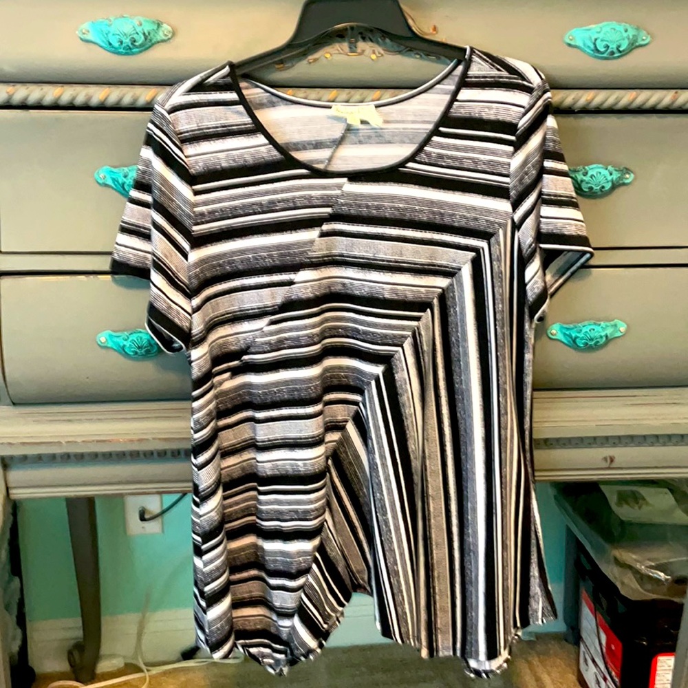 Cute comfy top! Casual dressy!